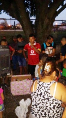 El futbolista Mario Martínez se viste de Santa y regala juguetes a niños