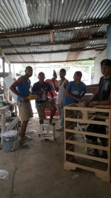 Así es la nueva vida del futbolista Manuel Doño en el taller de ebanistería