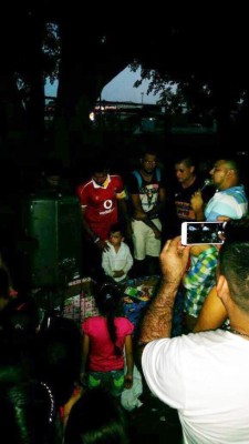 El futbolista Mario Martínez se viste de Santa y regala juguetes a niños