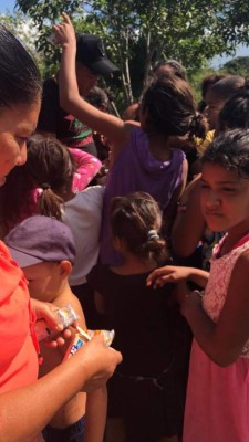 ¡Noble gesto! Rony Martínez lleva alegría a niños y ancianos en Colón