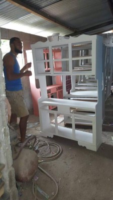 Así es la nueva vida del futbolista Manuel Doño en el taller de ebanistería