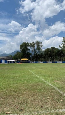 El cocinero, los tacos al sol y sin lujos: los futbolistas del Victoria que viven fuera de excentricidades en la sede