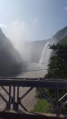 Realizan descargas controladas en represa El Cajón previo al ingreso del huracán Iota