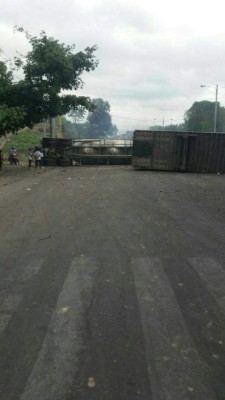 FOTOS: Martes de caos en la zona norte con rastras y postas policiales quemadas