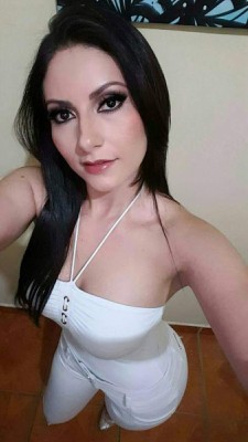 Ariana Herchi, la guapísima fan del Marathón, enciende las redes sociales con sus fotos