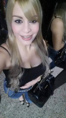 Karencita, la sensual rubia que vuelve locos a los hondureños en los estadios