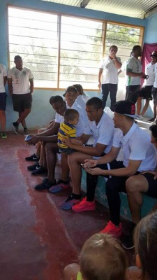 Platense y Real España reparten alegría a niños antes de Copa Presidente