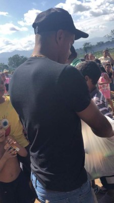 ¡Noble gesto! Rony Martínez lleva alegría a niños y ancianos en Colón