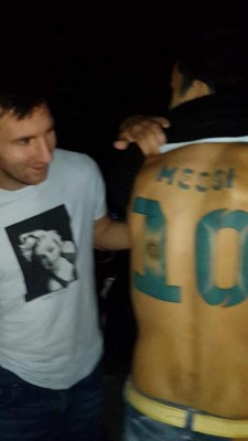 INCREÍBLE: Ellos son los aficionados que plasmaron a sus ídolos en su piel