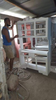 Así es la nueva vida del futbolista Manuel Doño en el taller de ebanistería