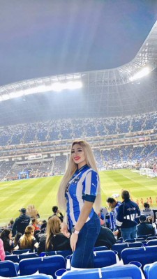 Espectacular recibimiento a Rayados, exDT del Real España homenajeado en el BBVA Bancomer
