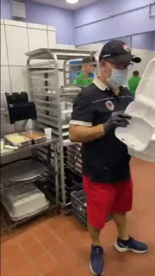 Volpi y Espíndola reparten comida a los más necesitados en medio del coronavirus