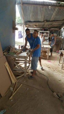 Así es la nueva vida del futbolista Manuel Doño en el taller de ebanistería