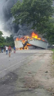 FOTOS: Martes de caos en la zona norte con rastras y postas policiales quemadas