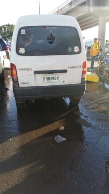 FOTOS: Vidrios rotos, sangre y muchas piedras dejó el clásico capitalino