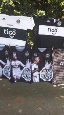 Locura total en Paraguay: Así fue el debut oficial de Adebayor con el Olimpia en un clásico