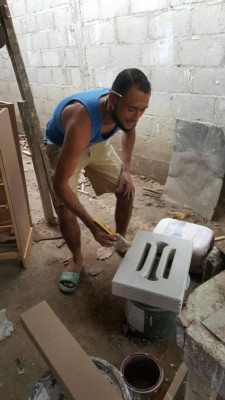 Así es la nueva vida del futbolista Manuel Doño en el taller de ebanistería