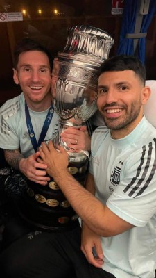 No se vio en TV: Messi celebró el título con su ídolo de siempre y el niño que buscó a Neymar