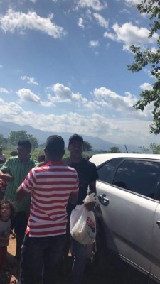 ¡Noble gesto! Rony Martínez lleva alegría a niños y ancianos en Colón