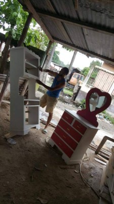 Así es la nueva vida del futbolista Manuel Doño en el taller de ebanistería