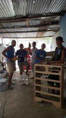 Así es la nueva vida del futbolista Manuel Doño en el taller de ebanistería