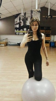 ¡Hermosa diputada! Pareja de futbolista tico embellece la política de su país