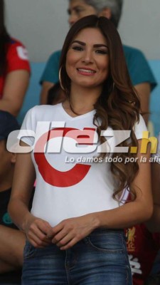 ¡Espectaculares! Las bellezas que llegaron al Nacional para adornar el clásico Olimpia-Motagua