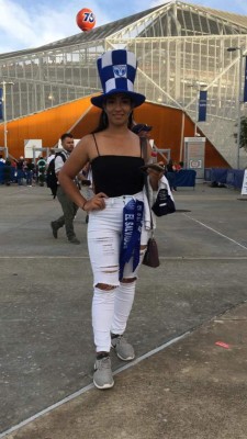 Esposa de Emilio Izaguirre deslumbra en juego de Honduras ante Curazao por la Copa Oro 2019