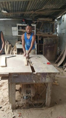 Así es la nueva vida del futbolista Manuel Doño en el taller de ebanistería