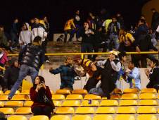 Las graderías del estadio de San Luis se convirtieron en un campo de batalla para los aficionados. FOTO: MexSport