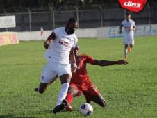 Jerry Bengtson ante la marca férrea de uno de los defensores de Real Sociedad durante el Apertura 2021.