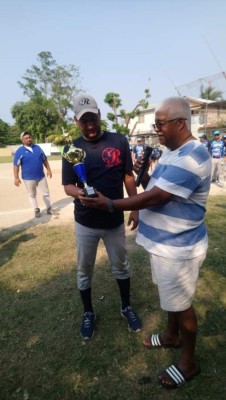 Los Azulejos ganan el nacional de Slowpitche en el Diamante Frank P. Vera