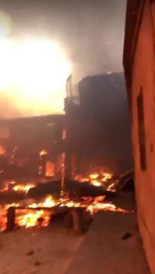 ¡Zozobra! Voraz incendio consume alrededor de 40 viviendas en la isla de Guanaja