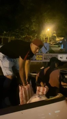 Jugadores y equipos de fútbol que entregaron ayudas en fiestas navideñas