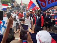 Aficionados del Olimpia al momento de no permitirle el paso a los jugadores. Foto captura de video.