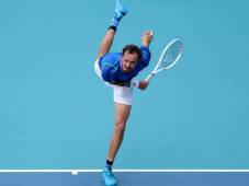 Daniil Medvedev se despide del Miami Open 2023 con el trofeo en sus manos después de imponerse en sets corridos ante Jannik Sinner en la final.