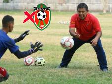 El profesor Ramón Reyes Padilla fue el DT que coronó campeón al Atlético Pinares en el ascenso catracho. FOTO: Neptalí Romero.