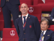 Luis Rubiales fue detenido al llegar a Madrid debido a una de sus polémicas más grandes el beso no consentido a Jenni Hermoso, sin embargo, tiempo después fue liberado.