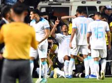 ¡Comunicador hondureño en Estados Unidos sorprende y se rapa la cabeza tras triunfo de Honduras ante México!
