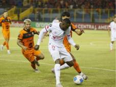 Águila y Olimpia se miden en el Estadio Cuscatlán de San Salvador. FOTOS: Deportes Acción | El Salvador.