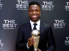 Vinicius muestra con orgullo sus premio The Best tras la gala desarrollada en Qatar.