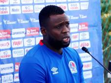 Yustin Arboleda, en la conferencia de prensa de hoy en el campamento del Olimpia. Foto Sergio Rivera.