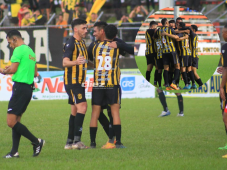 El Estadio Francisco Martínez de Tocoa vibró con el choque entre Real Sociedad - Real España, el número 46 de la serie histórica entre ambos clubes. FOTOS: Gilberto Villalobos.