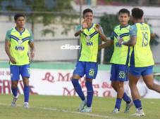 Yemerson Cabrera recibe las felicitaciones tras su gol ante CD Choloma. Foto Neptalí Romero.