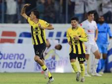 Real España saca su casta y con una épica remontada jugando con 10 hace morder el polvo al Olimpia de Espinel