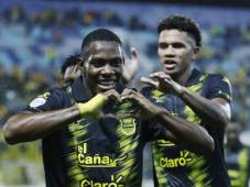 Dixon Ramírez celebra con Jack Jean-Baptiste el segundo gol del encuentro. Fotos Neptalí Romero.