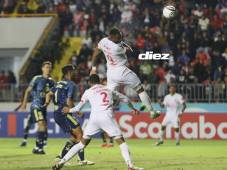 Jorge Benguché ejecuta un cabezazo que fue a las redes, pero se lo invalidaron por fuera de lugar. Fotos Marvin Salgado y Alex Pérez.