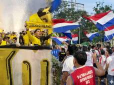 Las barras estuvieron cerca, casi frente a frente, pero no hubo ningún tipo de disturbio. Fotos capturas de video.