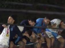 Las cámaras captaron el momento en que un cable puso en peligro a Messi y a varios jugadores de la selección de Argentina durante el festejo en Buenos Aires.