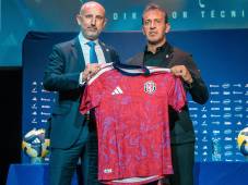 El entrenador argentino, Fernando Bocha Batista, junto al presidente de la Federación Costarricense de Fútbol, Osael Marato, durante la presentación oficial. Foto cortesía FCRF